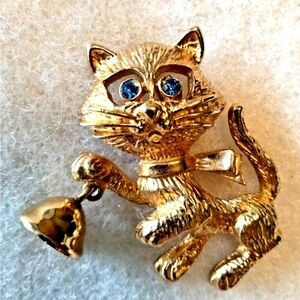 VTG AVON 1974 Cat w/ Bell Pin Gold Tone Blue Rhinestone Eyes EUC Signed
